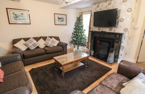 Reighton House | Welcoming Manor Farmhouse: Pet & Child Friendly Retreat