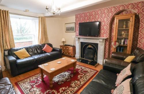 Reighton House | Welcoming Manor Farmhouse: Pet & Child Friendly Retreat