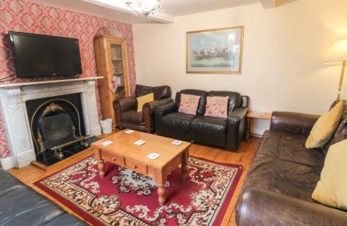 Reighton House | Welcoming Manor Farmhouse: Pet & Child Friendly Retreat