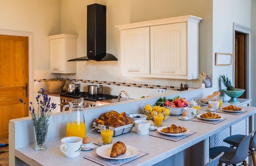 Saint-Meme-les-Carrieres Villa | Elegant Manor House Surrounded by Scenic Vineyards