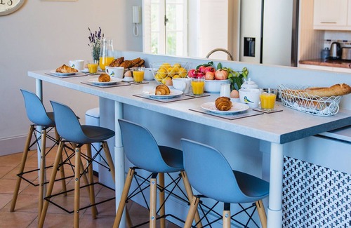 Saint-Meme-les-Carrieres Villa | Elegant Manor House Surrounded by Scenic Vineyards