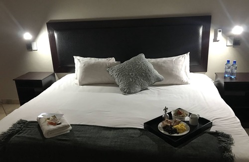 Kroondal House | Charming Manor Hills Guest Lodge with Kitchen & Breakfast