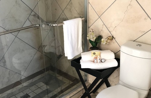 Kroondal House | Charming Manor Hills Guest Lodge with Kitchen & Breakfast