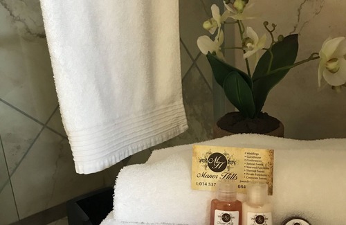 Kroondal House | Charming Manor Hills Guest Lodge with Kitchen & Breakfast