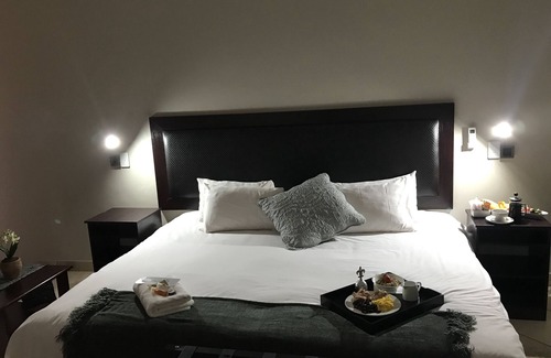 Kroondal House | Charming Manor Hills Guest Lodge with Kitchen & Breakfast