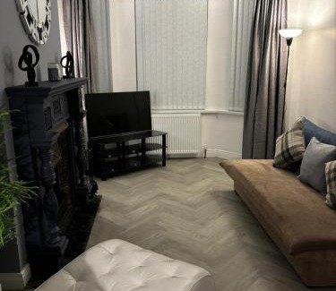 Belfast House | Family-Friendly Manor House with Great Guest Rating