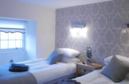 Haltwhistle Hotel | Discover Manor House Inn: Family-Friendly with a Top Score