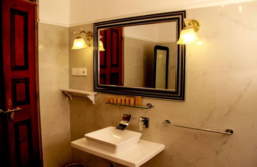 Harispattuwa Hotel | Explore Manor House in Kandy: Pool, Spa & Family-Friendly