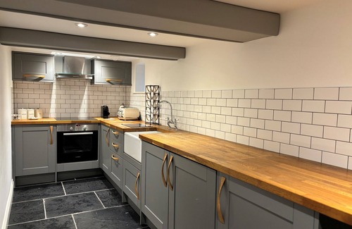 Ainley Top Hotel | Premier Manor House Lindley: Top-Rated Stay with Dining