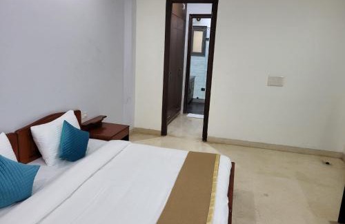 Noida House | Cozy Manor Inn Suites with Kitchen and Pet-Friendly Perks