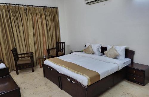 Noida House | Cozy Manor Inn Suites with Kitchen and Pet-Friendly Perks