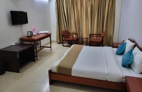 Noida House | Cozy Manor Inn Suites with Kitchen and Pet-Friendly Perks