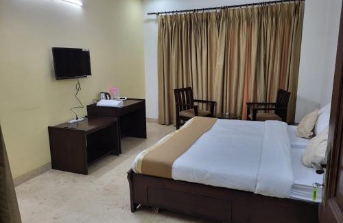 Noida House | Cozy Manor Inn Suites with Kitchen and Pet-Friendly Perks