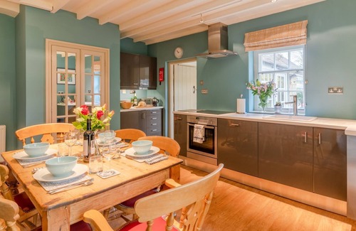 Paxford Cottage | Cozy Manor Lodge Cottages: Perfect for Family Getaways