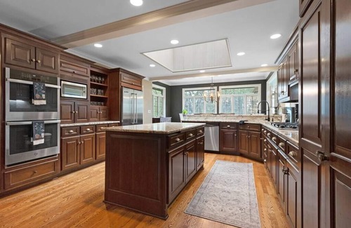 Allouez House | Exceptional Manor on Terraview with Spa and Hot Tub