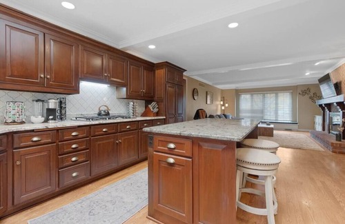 Allouez House | Exceptional Manor on Terraview with Spa and Hot Tub