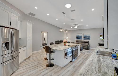 Palm Harbor House | Relaxing Escape at Manor on the Canal with Ocean Views