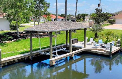Palm Harbor House | Relaxing Escape at Manor on the Canal with Ocean Views