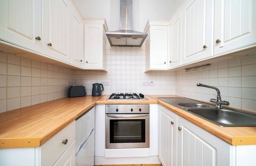 Broughty Ferry Apartment | Manor Place - Ideal for Families with Breakfast & Kitchen