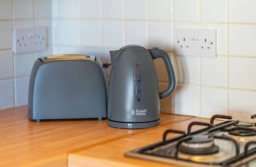 Broughty Ferry Apartment | Manor Place - Ideal for Families with Breakfast & Kitchen