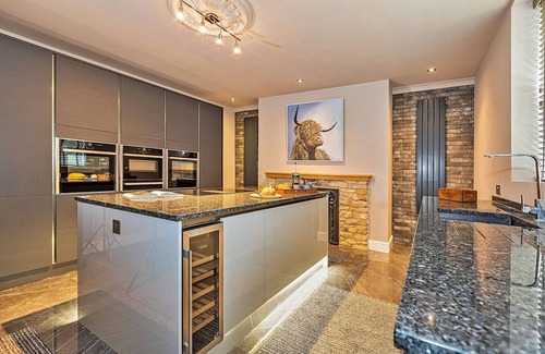 Yardley Gobion House | Manor Retreat near Milton Keynes with Hot Tub