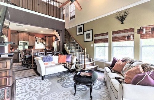 Austin House | Manor: Secluded Escape with Spa and Hot Tub Amenities