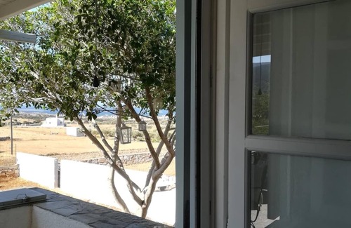 Paros Villa | Manos-Lena House: Oceanfront Paradise with Pool & Breakfast