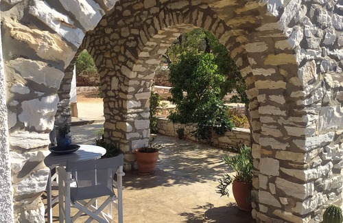 Paros Villa | Manos-Lena House: Oceanfront Paradise with Pool & Breakfast