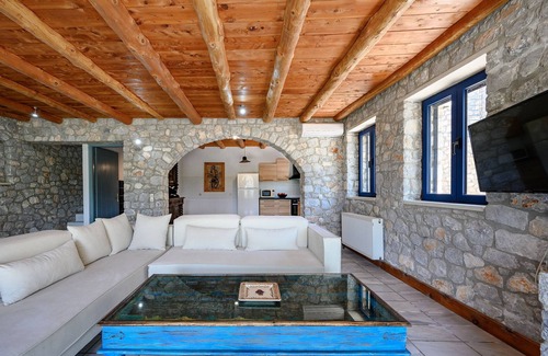 Lampini Villa | Manousaki Villa: Serene Retreat with Pool & Pet Friendly