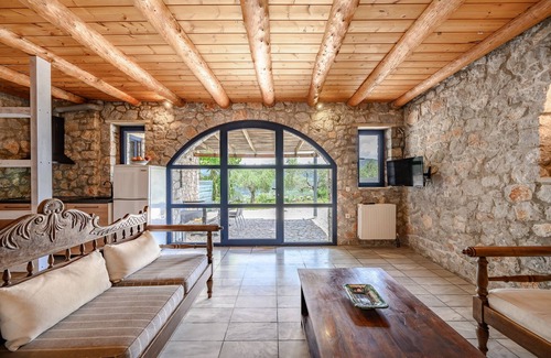 Lampini Villa | Manousaki Villa: Serene Retreat with Pool & Pet Friendly