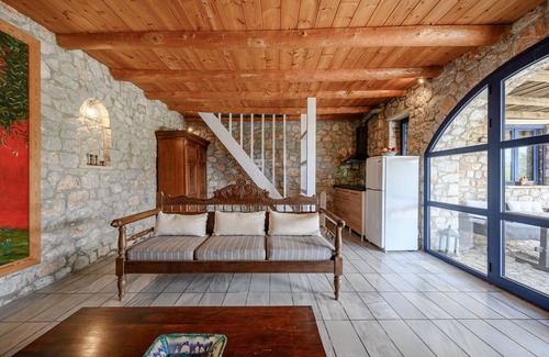 Lampini Villa | Manousaki Villa: Serene Retreat with Pool & Pet Friendly