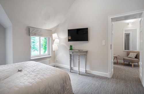 Nowe Warpno Bed & Breakfast | Relax at Manowce Palace - Triple Room with Lake View