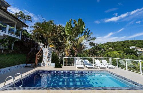 Brava House | Elegant Mansion with Pool Just 400m from Praia Brava