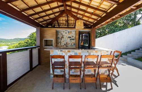 Brava House | Elegant Mansion with Pool Just 400m from Praia Brava