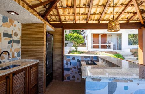 Brava House | Elegant Mansion with Pool Just 400m from Praia Brava