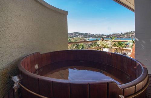 Village da Ferradura Villa | Imposing Mansion with Ocean View Suites near Ferradura Beach