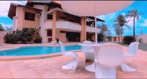 Porto das Dunas House | Mansão Memphis: 10 Suites Steps from the Beach & Park