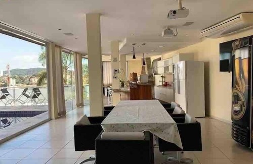Sao Roque House | Discover Mansao no Centro São Roque with Pool and Kitchen