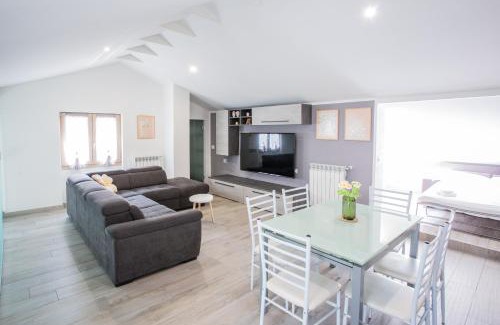 Luino Apartment | Mansarda in centro - Luxury