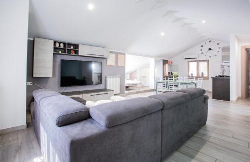 Luino Apartment | Mansarda in centro - Luxury