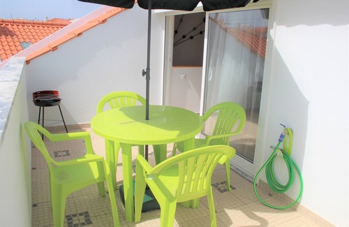 Peniche de Cima Apartment | Charming Mansarda Studio with Private Patio near Peniche Beach
