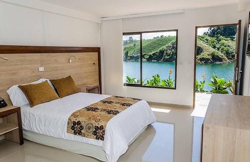El Penol Villa | Elegant Mansión en Guatapé - Pool & Kitchen Amenities