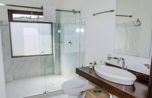 El Penol Villa | Elegant Mansión en Guatapé - Pool & Kitchen Amenities