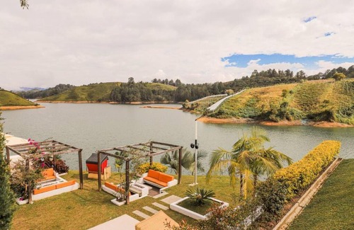 El Penol Villa | Elegant Mansión en Guatapé - Pool & Kitchen Amenities