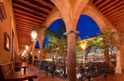Centro Hotel | Elegant Mansion de los Sueños: A 4-Star Family Retreat