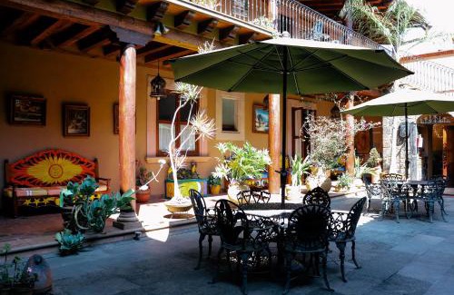 Centro Hotel | Elegant Mansion de los Sueños: A 4-Star Family Retreat