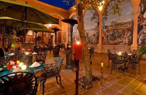 Centro Hotel | Elegant Mansion de los Sueños: A 4-Star Family Retreat
