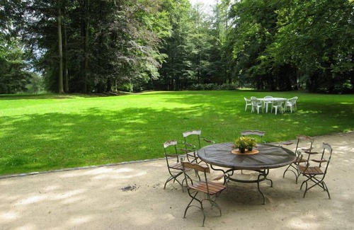 Beau Plateau Villa | Elegant Mansion in Beauplateau with Breakfast & Family Room