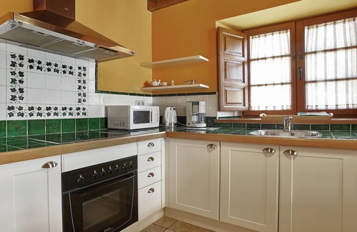 Pruneda Apartment | Relaxing Getaway at Belvilla by OYO Pruneda III