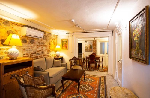 Konak Apartment | Inviting Mansion with Lemon Tree - Ideal for Families